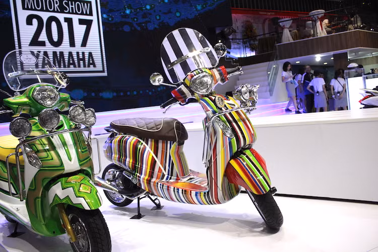 Thay vì tập trung vào các dòng xe côn tay như năm ngoái, tất cả những mẫu xe độ của Yamaha trưng bày tại triển lãm xe máy Việt Nam 2017 đều là các dòng xe ga của hãng. Trong đó, mẫu xe ga Yamaha Grande đã gây chú ý với một bản độ cực độc đáo, theo phong cách đầy màu mè, cá tính.