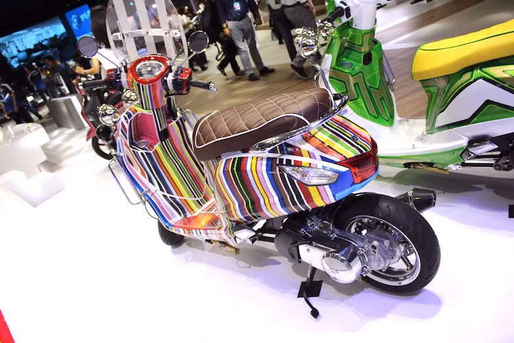 Mẫu xe tay ga cho phái đẹp Yamaha Grande sau khi được độ lại đã trở nên đầy cá tính và "nổi loạn" với bộ vỏ nhiều màu sắc, dàn đèn trước "khủng" và gắp sau nối dài.