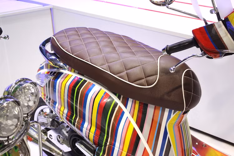 Bên cạnh mâm, mọi chi tiết kim loại khác như tay phanh, tay xách phía sau và gương chiếu hậu cũng đều được mạ bóng. Trong khi đó, bộ yên nguyên bản được bọc lại bằng da nâu và chần chỉ vân con thoi đem tới "chất" cổ điển cho Grande.