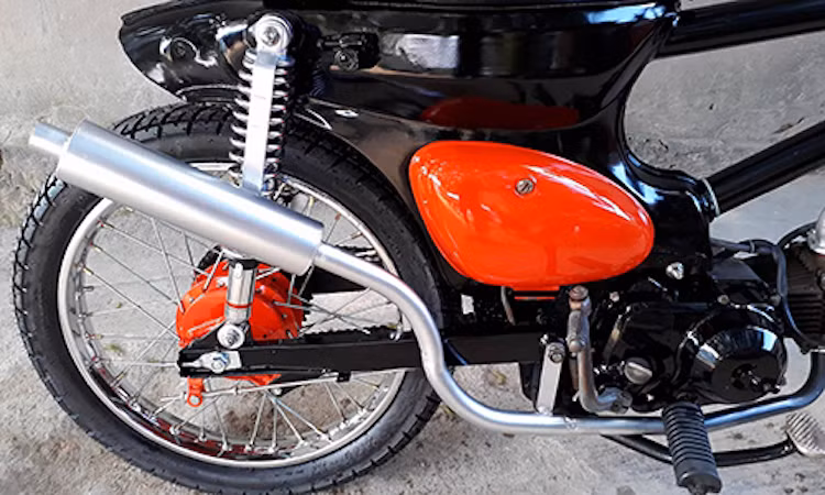 Giảm xóc sau thay bằng loại YSS. Ống xả làm thủ công.