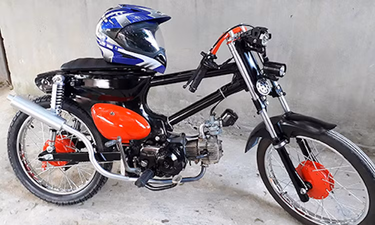 Honda Cub độ theo kiểu dáng xe đua drag của Thái Lan. Bản độ giữ lại động cơ và khung sườn.