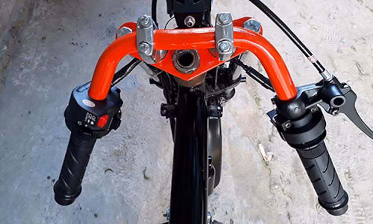 Tay lái uốn cong, bẻ xuống đặc trưng phong cách drag. Đuôi xe lược bỏ.