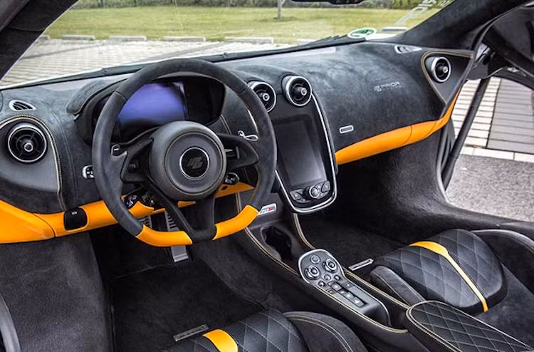 Nếu khách hàng có nhu cầu, Prior Design cũng có thể độ lại nội thất của xe với mọi màu sắc và vật liệu khác nhau. Chiếc xe "demo" của hãng đã được bọc lại kết hợp giữa da và vải nhung alcantara, với tông màu kết hợp đen-vàng nổi bật và các bề mặt chần chỉ vân con thoi.