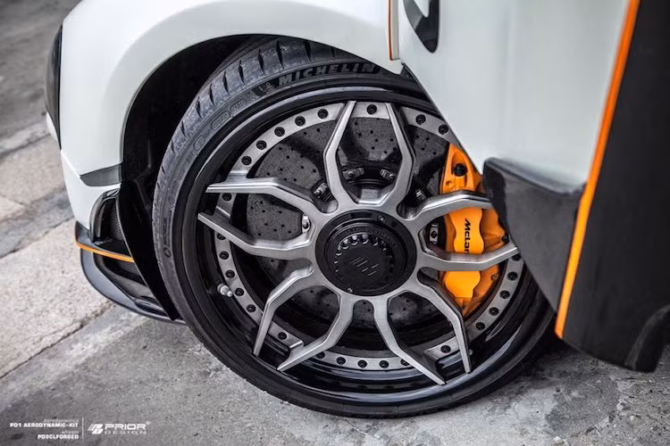 Ngoài ra, một nâng cấp cực kỳ nổi bật ở "dàn chân" chiếc xe là bộ mâm 5 cánh kép bản lớn với tên mã PDC3LForged, được Prior Design tự thiết kế và sản xuất. Theo phong cách xe đua, bộ mâm này sử dụng ốc bắt lớn ở vị trí trung tâm thay vì bắt bằng các bu-lông thông thường.