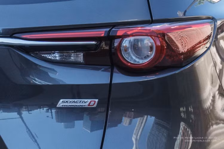 Theo như công bố của hãng xe Mazda, CX-8 sẽ được trang bị động cơ diesel tăng áp 4 xi-lanh thẳng hàng, dung tích 2,2 lít. Hộp số tự động 6 cấp. Phiên bản chạy xăng chưa có thông tin cụ thể. Dựa trên huy hiệu bên phải của vỏ xe, có vẻ như Mazda đang thử nghiệm động cơ diesel turbo tại thị trường Mỹ.