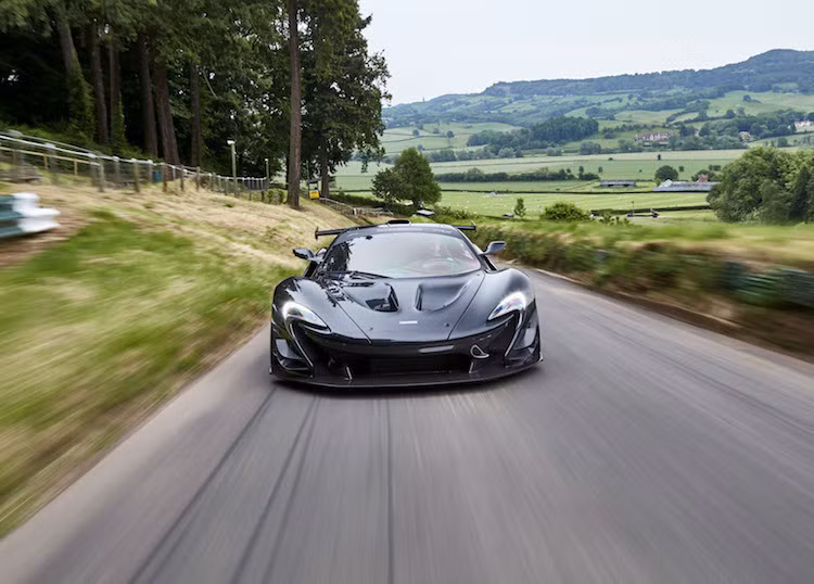 Mỗi khách hàng mua P1 LM sẽ được McLaren tặng kèm cho nhưng món quà như một bộ dụng cụ sửa chữa đầy đủ các món, một tấm bạt phủ theo xe và một chiếc xe mô hình tỷ lệ 1:8, được làm y hệt chiếc xe thật do họ sở hữu.