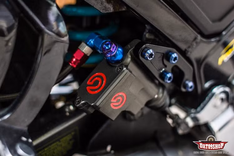 Những con ốc titan Proti được sử dụng trên khắp thân xe, tạo điểm nhấn cho chiếc 125ZR. Hệ thống phanh sau của xe đã được độ lại khá "khủng", bắt đầu từ pen đạp Brembo Billet.