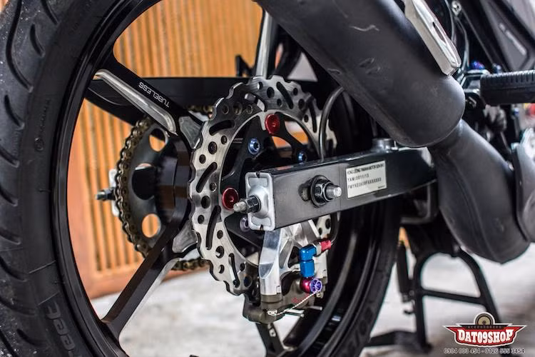 Ở phía sau, chiếc xe cũng có heo Brembo Billet kết hợp cùng đĩa Braketech. Đi kèm với cặp mâm Racing Boy của chiếc xe là lốp Michelin Pilot Street bám đường hơn, với bản lốp trước rộng 70 mm và lốp sau 80 mm.