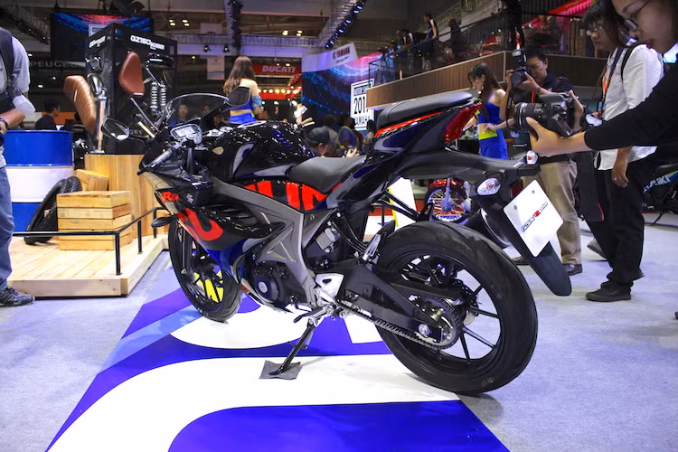 Theo Suzuki, hãng sẽ chính thức bán ra GSX-R150 tại thị trường Việt Nam kể từ tháng 6/2017. Giá của xe sẽ được công bố tại thời điểm bán ra nhưng khi trao đổi với phóng viên Kiến Thức tại triển lãm, một đại diện Suzuki Việt Nam đã hé lộ rằng GSX-R150 sẽ có giá ở mức "hơn 70 triệu một chút".