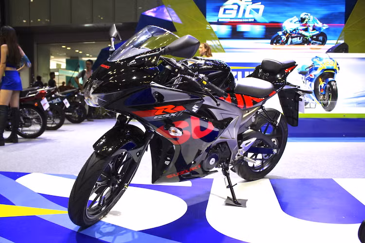 Tại triển lãm xe máy Việt Nam 2017 (VMCS 2017), Suzuki đã lần đầu tiên đem GSX-R150 về trưng bày. Tuy nhiên không chỉ dừng lại ở việc trưng bày, hãng chắc chắn sẽ bán ra mẫu xe này trong thời gian tới ở Việt Nam. Là một mẫu xe hoàn toàn mới nằm trong dòng GSX-R, GSX-R150 sở hữu thiết kế đầy hấp dẫn với những đường nét góc cạnh kết hợp với các chi tiết cong mềm mại.