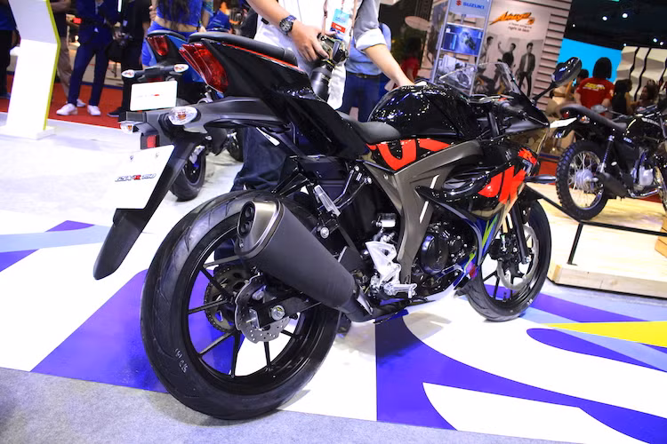 Tương tự như GSX-R1000 thế hệ mới, phần đuôi của GSX-R150 cũng được vuốt cao và hẹp với đèn hậu đặt dọc. Chóa đèn hậu của xe có thiết kế khá độc đáo với các đường gân nổi. Trong khi đó, các đèn xi-nhan được tích hợp chung với pát biển số.