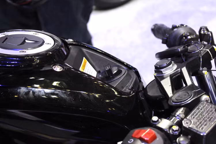 Dù có giá rẻ nhưng chiếc xe đã được Suzuki trang bị khá nhiều công nghệ hấp dẫn. Đầu tiên phải kể tới là hệ thống khóa thông minh Smart Key với khả năng khởi động khi người lái chỉ cần cầm theo chìa và núm vặn khá giống một số mẫu xe ga của Honda hiện nay.