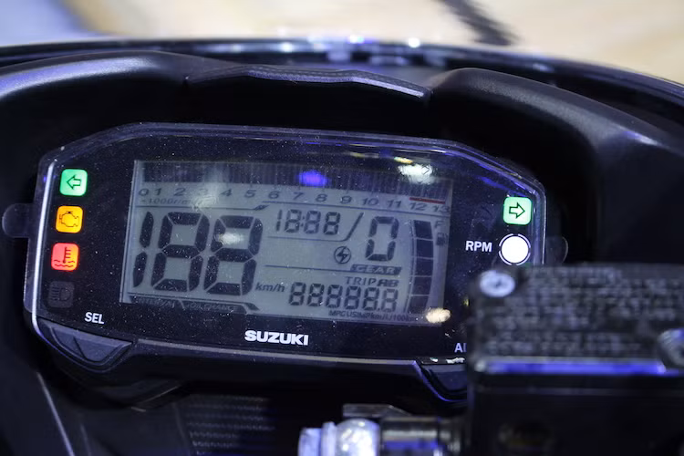 Tiếp theo, cũng giống như chiếc Raider 150, GSX-R150 có bảng đồng hồ điện tử hoàn toàn với đầy đủ các chức năng, trong đó có cả tính năng thiết đặt đèn báo số vòng tua máy tối đa theo ý người dùng.