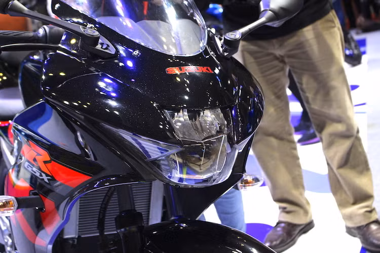 Nhìn chung, ngôn ngữ thiết kế của chiếc xe có khá nhiều điểm chung với "đàn anh GSX-R1000 thế hệ mới. Thậm chí khi so với GSX-R1000, GSX-R150 bản mới sở hữu đèn pha với thiết kế sắc sảo hơn nhiều. Đặc biệt, đèn pha này cũng được hãng tích hợp công nghệ chiếu sáng LED, giúp tiết kiệm năng lượng hơn bên cạnh vẻ hiện đại.