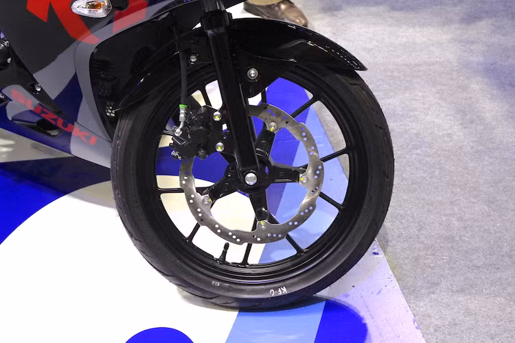 GSX-R150 được trang bị phuộc dạng ống lồng phía trước, cùng với mâm đúc có thiết kế dạng 5 cánh chữ Y đẹp mắt và lốp trước 90/80/17. Xe sử dụng phanh đĩa trước với heo 2 piston, nhưng không có hệ thống chống bó cứng phanh ABS như phiên bản GSX-R125 dành cho thị trường châu Âu.