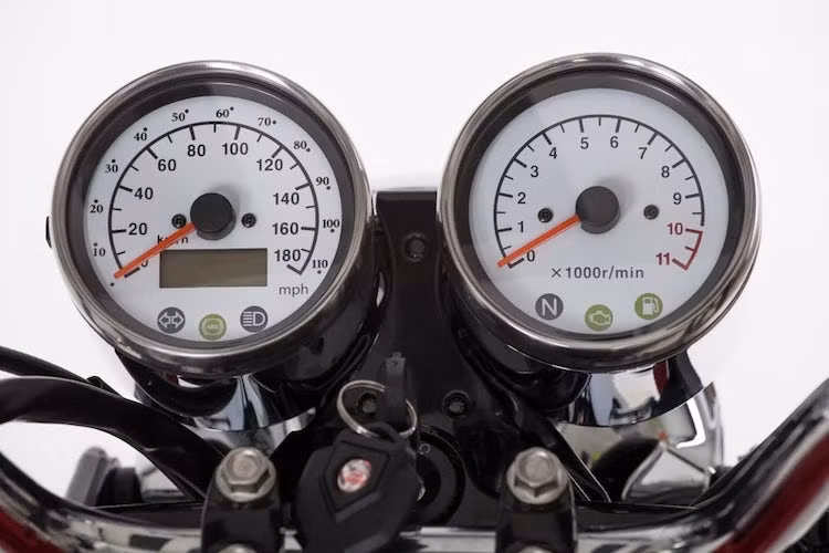 Bảng đồng hồ trên Jawa 350 OHC cũng giữ thiết kế cổ điển, nhưng đã được "hiện đại hóa" với màn hình LCD nhỏ chỉ báo thông tin về quãng đường. Ngoài ra, người dùng cũng không phải đạp nổ để khởi động như những chiếc Jawa 350 2 kỳ năm xưa, do chiếc xe đã được tích hợp hệ thống đề.