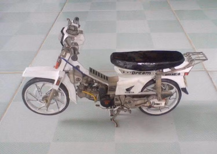 Từ nhiều năm qua, dòng xe số Honda Dream II hay Super Dream đã liên tục được các biker độ lại để trở thành những chiếc Honda Dream "kiểng" đẹp mắt. Với niềm đam mê những chiếc Dream độ theo phong cách kiểng, một người yêu xe tại Việt Nam đã tạo ra mô hình của một chiếc Dream độ kiểng gần như hoàn toàn từ bìa carton.