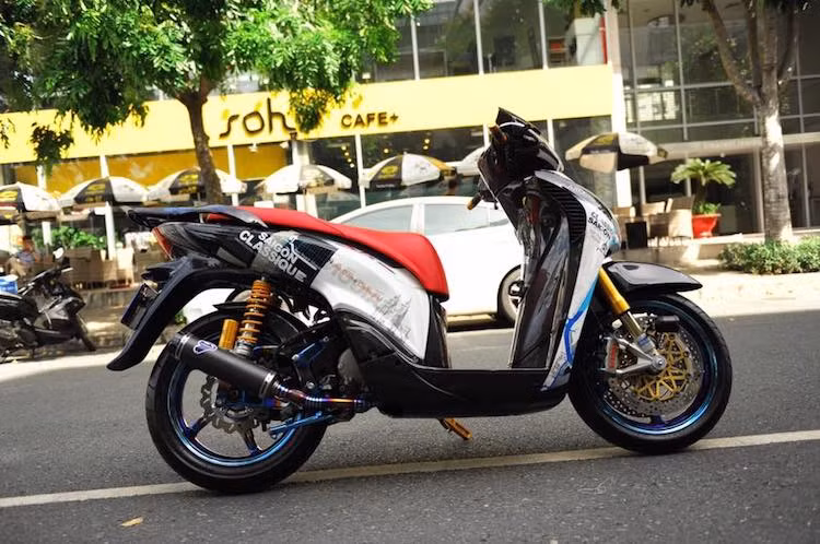 Ở hai bên tay lái, chiếc SH cũng đã được "trang điểm" nhẹ với cặp tay phanh Brembo, gù xéo Rizoma và bao tay Rizoma. Ngoài những chi tiết dán carbon thật, dàn áo của chiếc xe đã được sơn tem đấu với tông màu chủ đạo là trắng thanh nhã và các họa tiết hình bản đồ, địa danh tại Sài Gòn. Để tạo điểm nhấn trên dàn áo màu trắng và các chi tiết sợi carbon đen, yên của chiếc SH này đã được bọc da đỏ.