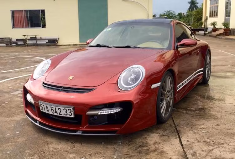 Gồm nhiều chi tiết khác nhau, gói độ bodykit TechArt cho 911 bắt đầu từ cản trước thiết kế mới với các khe lấy gió lớn hơn theo phong cách đặc trưng của hãng. Đặc biệt, TechArt còn tích hợp vào cản trước của xe đèn sương mù LED cùng hộc tròn để khách hàng có thể lắp thêm đèn chiếu sáng tăng cường hoặc các camera, cảm biến khác.