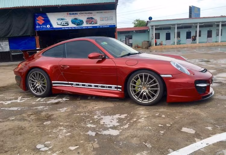 Ở hai bên thân xe, TechArt cũng không quên trang bị cho 911 những nẹp hông khí động học mới. Tuy nhiên, chiếc xe này vẫn sử dụng mâm "zin" của 911 Carrera nguyên bản, thay vì mâm 5 cánh thể thao đặc trưng của TechArt.