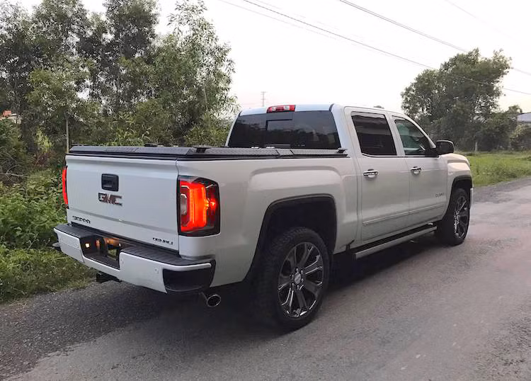 Điểm khác biệt chính của chiếc xe so với Silverado nằm ở phần đầu và đuôi. Với cặp đèn pha LED và lưới tản nhiệt GMC to bản mạ chrome, trông GMC Sierra 1500 Denali sang trọng và bề thế hơn hẳn "người anh em" Silverado tương đương. Chiếc xe có chiều dài lên tới 5,83 mét, rộng 2,032 mét, cao 1,879 mét và thể tích thùng 1512,12 lít.