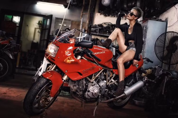 Với vẻ ngoài "bụi bặm" và mái tóc ngắn cá tính, kiều nữ Việt cá tính trở thành hình ảnh tương phản với chiếc môtô Ducati Supersport 900 "hàng hiếm" bóng bẩy. Được sản xuất từ năm 1988 tới 1991, số lượng Ducati 900 Supersport tại Việt Nam hiện rất ít, có thể nói là chỉ đếm trên đầu ngón tay.