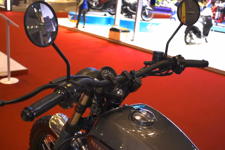 Ở phía trên tay lái, BX125 Classic có một cổng sạc USB nhỏ kèm nắp cao su chống nước gắn trên ghi-đông, giúp sạc các thiết bị di động trên hành trình dài. Bảng đồng hồ của xe được tối giản chỉ còn một đồng hồ báo tốc độ kèm màn hình LCD nhỏ duy nhất.