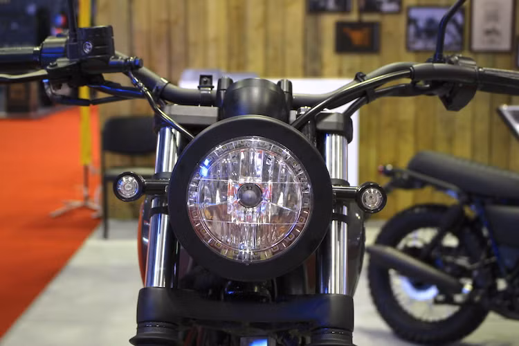 Đi theo phong cách cổ điển, Brixton BX125 Classic được trang bị đèn pha chóa tròn kèm 2 xi-nhan nhỏ gọn hai bên. Tuy nhiên, phần vành xung quanh chóa pha đã được Brixton tích hợp một dải đèn LED hiện đại.