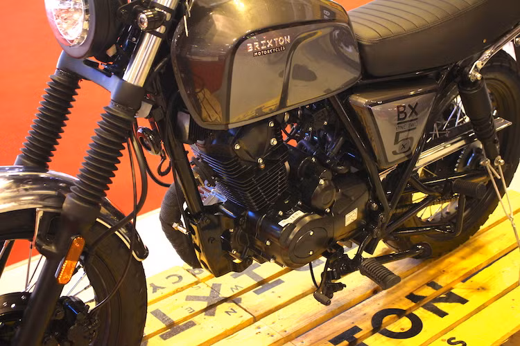 Brixton BX125 Classic được trang bị động cơ 124,8 cc 1 xi-lanh, 4 kỳ SOHC 2 van làm mát bằng không khí, phun xăng điện tử, đi kèm hộp số 5 cấp, đạt công suất tối đa 11,1 mã lực tại vòng tua máy 8.500 vòng/phút và mô-men xoắn cực đại 11,4 Nm tại vòng tua máy 7.000 vòng/phút.