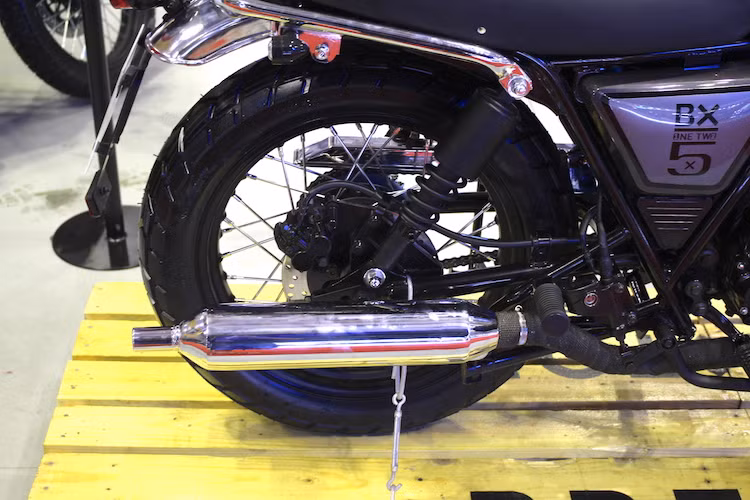 Động cơ này dựa trên cơ sở chiếc Suzuki TSR125 trước đây, giúp xe đạt tốc độ tối đa khoảng 100 km/h và mức tiêu thụ trung bình 2,34l/100 km. Phiên bản động cơ 150 cc của chiếc xe chỉ có công suất tăng đúng 0,6 mã lực, đạt 11,7 mã lực. Bánh sau có đường kính 17 inch, sử dụng lốp 120/80/17 và cũng có phanh đĩa.