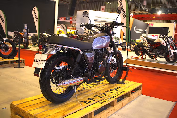 Tại thị trường Việt Nam, Brixton BX125 Classic được bán với giá 47,9 triệu đồng. Khách hàng đã có thể đặt cọc chiếc xe từ triển lãm VMCS 2017 với giá 4 triệu đồng và dự kiến sẽ nhận xe vào tháng 7 năm nay.