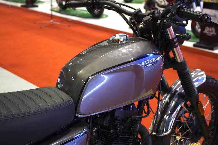 BX125 Classic sở hữu chiều dài x rộng x cao là 2.020 x 910 x 1.105 mm, chiều dài cơ sơ là 1.320 mm, chiều cao yên xe khá thấp chỉ 760 mm. Bên cạnh đó, chiếc xe được trang bị bình xăng với dung tích khá lớn là 13,5 lít và có trọng lượng khô là 128 kg.