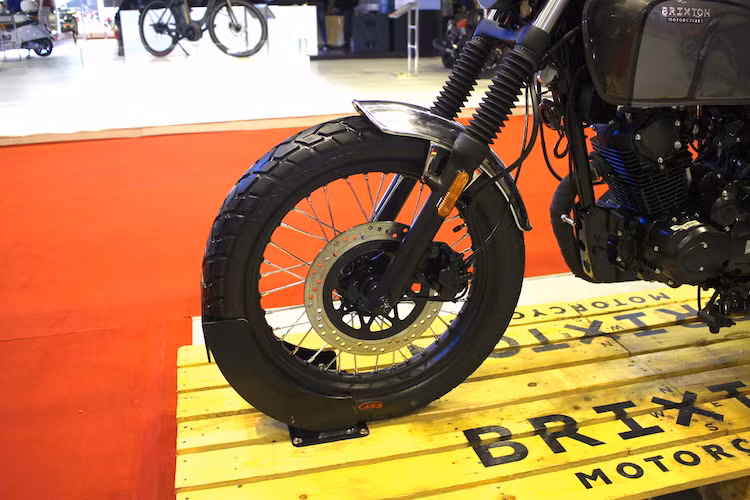 Brixton BX125 Classic sở hữu phuộc ống lồng truyền thống ở bánh trước. Xe sử dụng vành nan trước có đường kính 18 inch, đi kèm lốp gai 100/80/17. Hệ thống phanh đĩa trước của BX125 Classic sử dụng heo 2 piston.