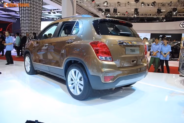 Theo nhiều khách hàng, giá bán 769 triệu đồng của SUV cỡ nhỏ Trax được coi là quá đắt so với những mẫu crossover hạng B khác, đặc biệt là chiếc EcoSport được ví như "người định hình" phân khúc. Ngoài ra, chiếc xe còn bị người dùng phàn nàn vì khoảng sáng gầm thấp