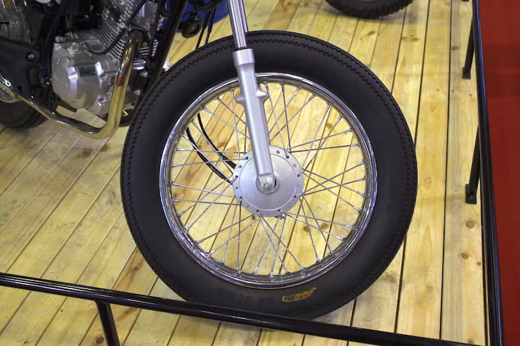 Vẫn sử dụng phuộc ống lồng, vành nan 18 inch và phanh đùm phía trước, tuy nhiên để tạo phong cách cổ điển cho chiếc xe, gói độ GD110 cafe racer của Suzuki đã thay cặp lốp nguyên bản thành lốp "béo" có vân kiểu Firestone cho chiếc xe. Bộ dè phía trước đã được tháo bỏ.