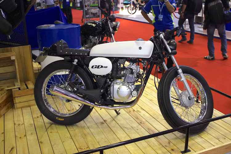 Việc độ GD110 được ngay chính Suzuki Việt Nam ủng hộ và hỗ trợ khi tại triển lãm xe máy Việt Nam 2017, hãng đã trưng bày một chiếc GD110 theo phong cách cafe racer cổ điển, "thuần chất". Quan trọng hơn, gói độ này sẽ được hãng bán như một "option" của chiếc xe và khách hàng sẽ vẫn được bảo hành bình thường.