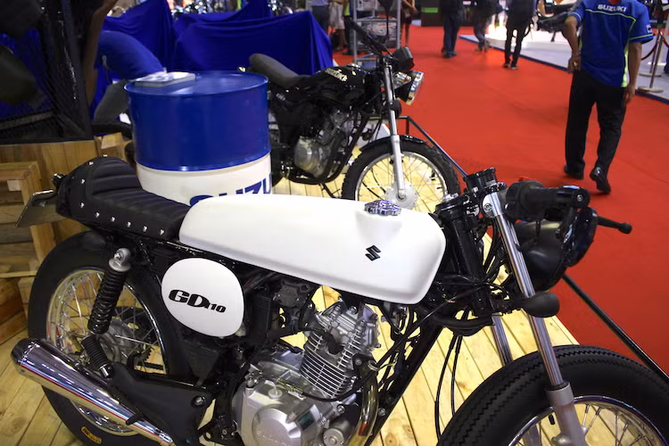Để tạo dáng cafe racer cho chiếc xe, Suzuki đã trang bị cho GD110 bình xăng lớn với chiều ngang hẹp nhưng rất dài. Thiết kế của bình xăng này khá giống chiếc cafe racer Honda Dream 50 được sản xuất với số lượng hạn chế và chỉ bán ở một số thị trường.