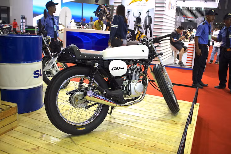 Tổng giá trị gói độ cafe racer chính hãng được Suzuki Việt Nam đưa ra cho GD110 là 14,5 triệu đồng. Như vậy, một chiếc GD110 cafe racer hoàn chỉnh sẽ có giá chưa "ra biển" tại Việt Nam là 43 triệu đồng.