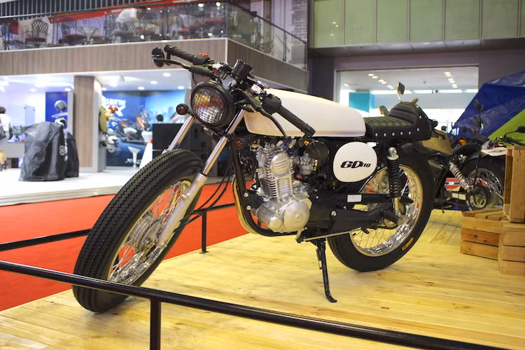 Lần đầu tiên trưng bày tại triển lãm xe máy Việt Nam (VMCS) vào năm ngoái, mẫu xe côn tay giá rẻ Suzuki GD110 mới đã chính thức được Suzuki ra mắt và công bố giá ở VMCS 2017. Với mức giá niêm yết chỉ 28,5 triệu đồng và kiểu dáng xe côn tay nam khung backbone, GD110 hứa hẹn sẽ được dân độ xe ở Việt Nam quan tâm trong thời gian tới, tương tự "đàn anh" GN125 trước đây.