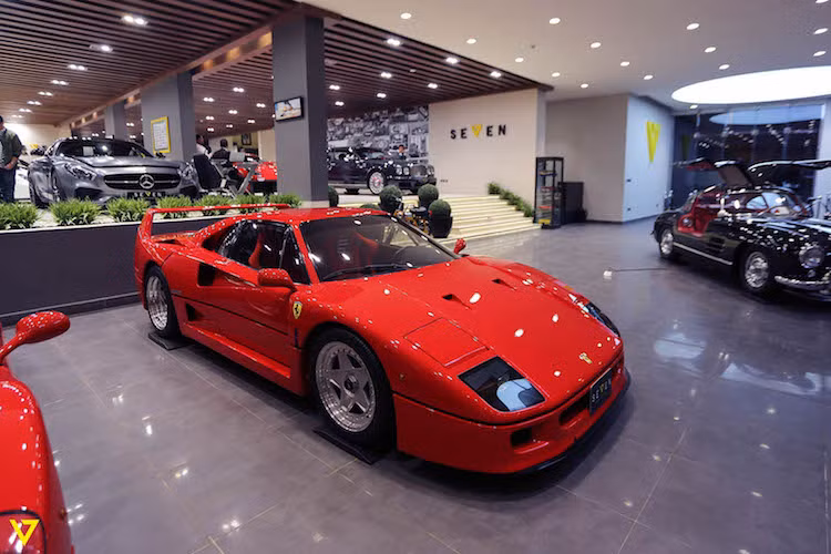 Được sản xuất từ năm 1987 tới 1992, siêu xe Ferrari F40 đặc biệt để kỷ niệm 40 năm thành lập hãng. Ngoài ra, F40 còn có ý nghĩa đặc biệt khi là chiếc xe cuối cùng được chính Enzo Ferrari - nhà sáng lập hãng siêu xe Ý đích thân xét duyệt để đưa vào sản xuất. Nó cũng là một trong những siêu xe đi đầu trong việc sử dụng các chất liệu siêu nhẹ với thân làm từ sợi carbon, kevlar và nhôm.