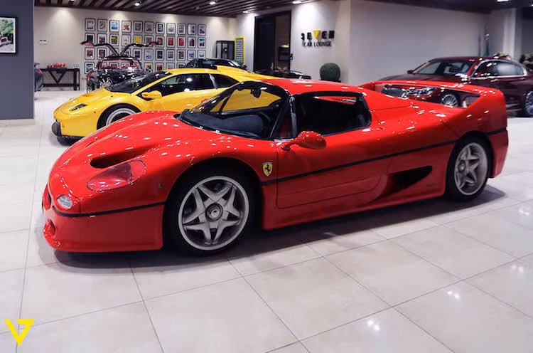 Nằm phía sau lưng người lái và hành khách là khối động cơ V12 4.7 lít nạp khí tự nhiên với tổng số van nạp/xả lên tới 60 chiếc, do mỗi xi-lanh có tới 5 van. Đây chính là khối động cơ của mẫu xe đua công thức 1 Ferrari 641 vào năm 1990, nhưng được cải tiến để dành riêng cho F40. Động cơ này đem tới cho chiếc xe công suất tối đa lên tới 513 mã lực và mô-men xoắn cực đại 470 Nm, kết hợp hệ dẫn động cầu sau và hộp số sàn 6 cấp.