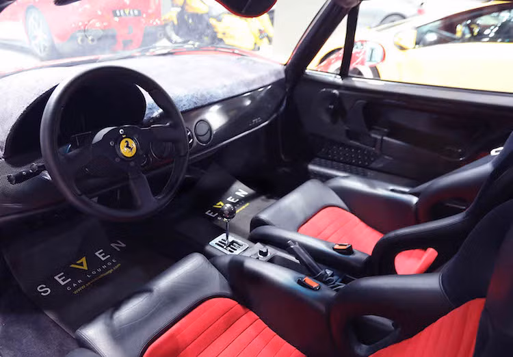 Có thể coi F50 là siêu xe thể thao "thuần chất" cuối cùng của Ferrari khi nó đã hoàn toàn hướng người lái tới trải nghiệm sau tay lái như xe đua công thức 1 mà không có các hệ thống điện tử hỗ trợ hay tiện nghi. Điều này được thể hiện rất rõ từ nội thất tối giản của xe.Vô-lăng của F50 cũng hoàn toàn "trần trụi", vắng bóng những nút bấm phức tạp như các siêu xe hiện đại.