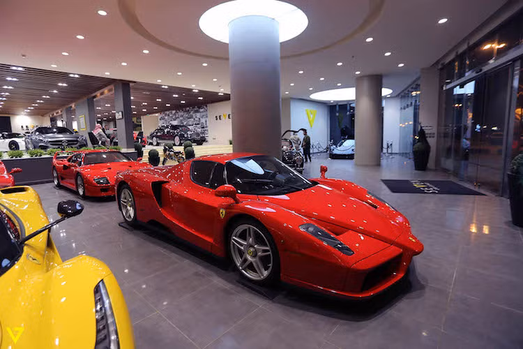 Không giống như F40 hay F50, Enzo Ferrari được được ra mắt đầu tiên từ năm 2002 tại triển lãm Paris nhằm "vinh danh" người sáng lập ra hãng, thay vì mang tính kỷ niệm "sinh nhật". Khi mới ra đời, Enzo Ferrari nhận được nhiều ý kiến trái chiều bởi sự sai lệch về tỷ lệ của mình (phần mũi xe quá dài trong khi đuôi ngắn). Mặc dù vậy, sau khi ngừng sản xuất, vẻ đẹp của mẫu siêu xe thượng hạng này ngày càng được nhiều người công nhận.