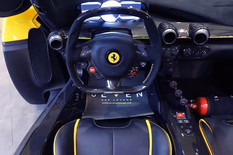 "Truyền thống" thiết kế tối giản nội thất vẫn được hãng siêu xe Ferrari áp dụng trên LaFerrari. . Để giảm trọng lượng, bảng táp-lô và bệ trung tâm của chiếc xe đã được làm hoàn toàn từ sợi carbon giống như chassis, đồng thời có số nút bấm được tối giản ít nhất có thể. Bảng đồng hồ của xe là một màn hình hiển thị màu đa thông tin, trong khi nhiều nút công tắc đã được dời lên vô-lăng kiểu xe đua.