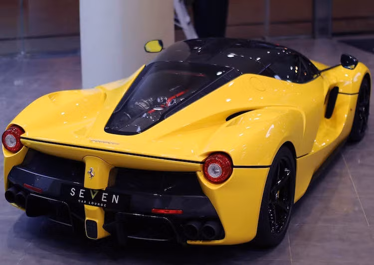 So với các đối thủ, LaFerrari vẫn giữ được sự "thuần khiết" của một siêu xe truyền thống với khối động cơ V12 6.3l nạp khí tự nhiên 789 mã lực thay vì tăng áp, bên cạnh mô-tơ điện 161 mã lực để đạt tổng công suất 950 mã lực cùng mô-men xoắn 950 Nm. Có trọng lượng chỉ 1255 kg cùng hệ dẫn động cầu sau và hộp số ly hợp kép 7 cấp, chiếc xe có thể đạt tốc độ tối đa 350 km/h và tăng tốc từ 0-100 km trong chưa đầy 3 giây.