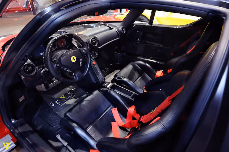 Ở bên trong nội thất, Enzo Ferrari có thiết kế đơn giản, hướng tới trải nghiệm lái thay vì độ tiện nghi. Chiếc xe chỉ được trang bị đầu CD đơn thuần cùng dàn âm thanh Alpine. Toàn bộ nội thất của xe đã được bọc trong da cao cấp, bao gồm cả các ghế mang phong cách xe đua với khung bằng sợi carbon và dây đai an toàn 4 điểm. Tuy nhiên so với F40 và F50, chiếc xe đã sang trọng hơn nhiều.