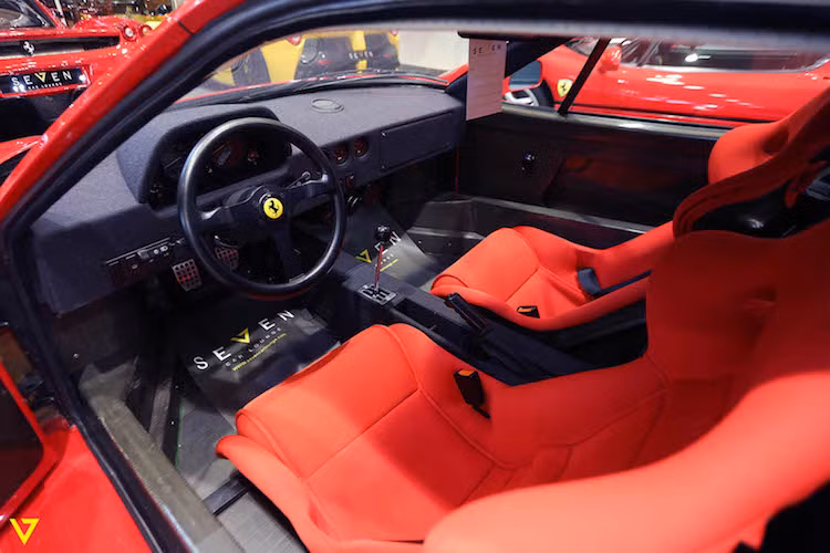 Được thiết kế để giống như xe đua nhất có thể, nội thất của F40 hoàn toàn thiếu vắng các trang bị tiện nghi, ngoại trừ điều hòa. Để giảm trọng lượng, nó không được Ferrari lắp cho hệ thống âm thanh, hộp đựng găng tay, bọc da, trải thảm, thậm chí còn không có cả tấm ốp cửa hay tay nắm mở cửa xe.
