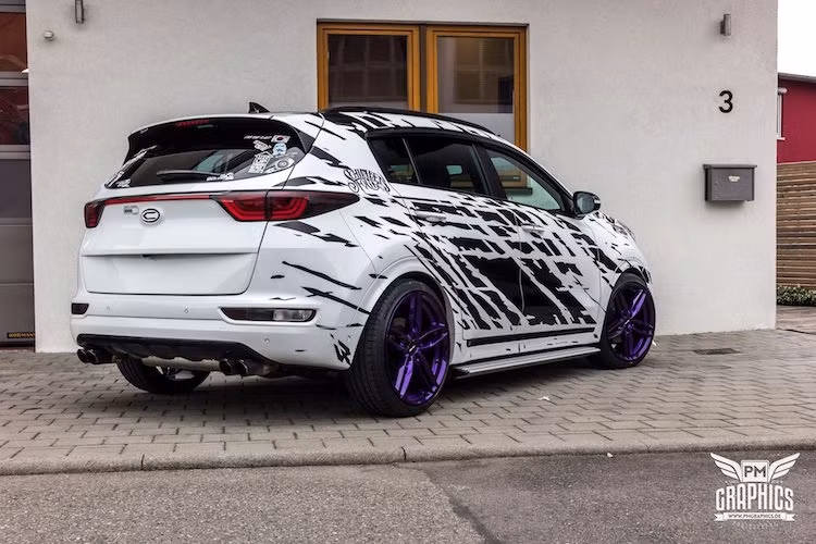 Bị "hắt hủi" ở Việt Nam, nhưng chiếc Kia Sportage thế hệ mới đã được dân châu Âu ưa chuộng và tạo ra một bản độ đẹp mắt, thu hút ánh nhìn mỗi khi lăn bánh trên phố.