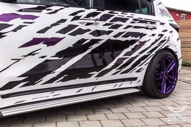 Vốn là một chiếc crossover gầm cao nhưng trên bản độ này, chủ xe đã "hy sinh" khoảng sáng gầm để khiến Sportage trông thể thao hơn. Việc hạ thấp thân xe được thực hiện bằng cách trang bị hệ thống treo thể thao của hãng phuộc nổi tiếng KW tới từ Đức.