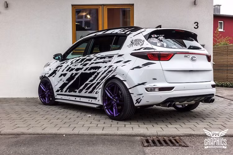 Cả 4 bánh xe đã được thay mâm độ 20 inch với thiết kế 5 cánh kép như siêu xe Ferrari 488 GTB, sau đó được sơn chrome màu xanh navy đẹp mắt. Đi kèm với bộ mâm là lốp thể thao của Nexen. Ở phía sau, chiếc Sportage đã có tiếng nổ ấn tượng hơn nhờ bộ ống xả thể thao.